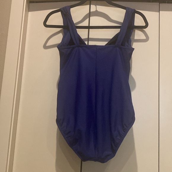 - Lands End one piece swim suit. Built in bra, size 6P, like new. - Picture 5 of 7